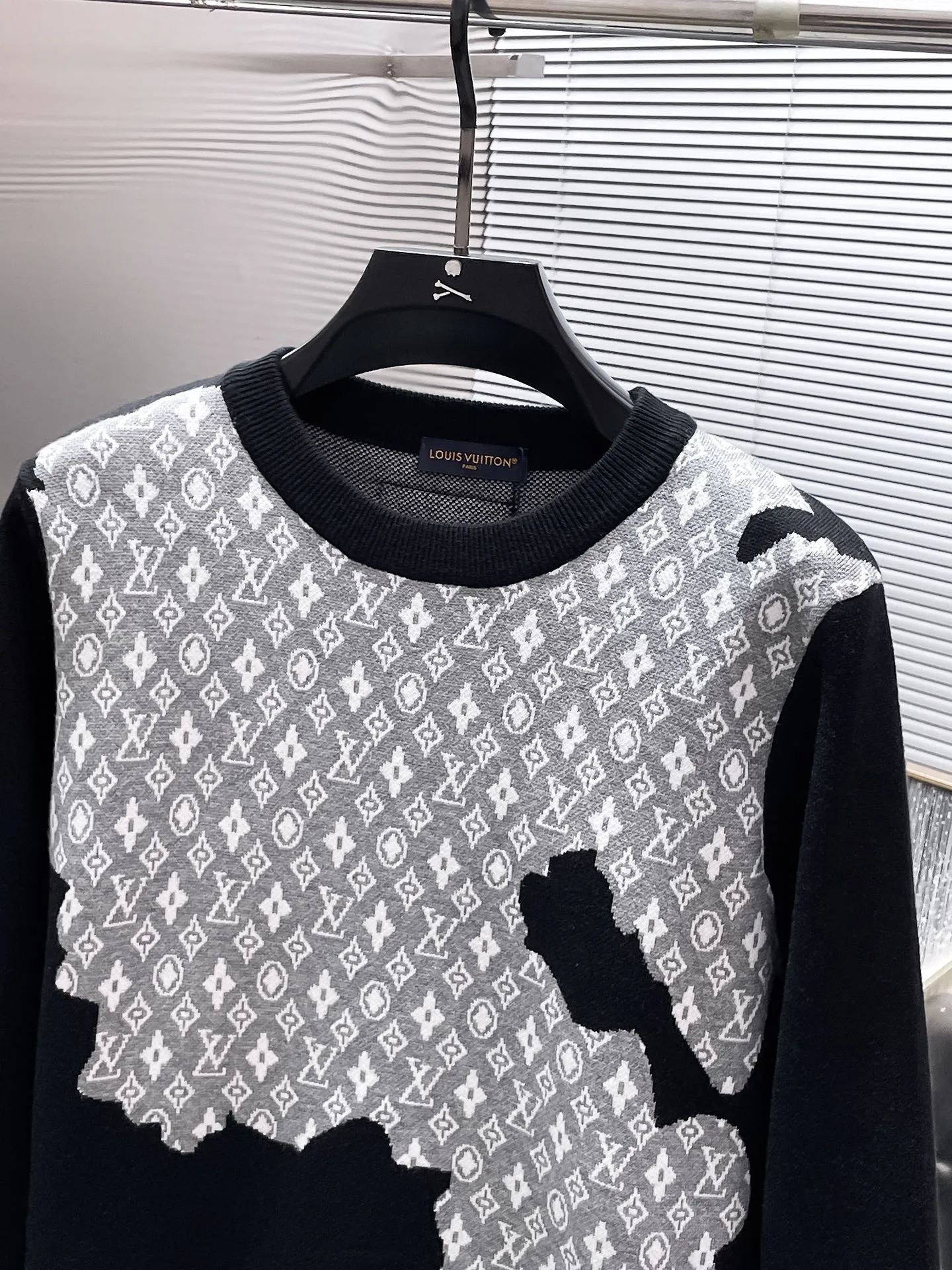 🅿️440 Louis Vuitton LV 2025ss new wool blended round neck long-sleeved sweater cardigan bottoming sweater, high-end version! The custom-made fabrics at the counter are highly breathable and comfortable, with impeccable details and brand element design concepts, reflecting high quality. It feels delicate and soft! It presents a casual cut and the upper body shape is great! 🐉Code size: M-3XL